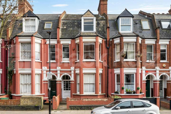 split level 5 bedroom property located on the top 2 floors of a period building Birnam Road, Holloway / Finsbury Park
